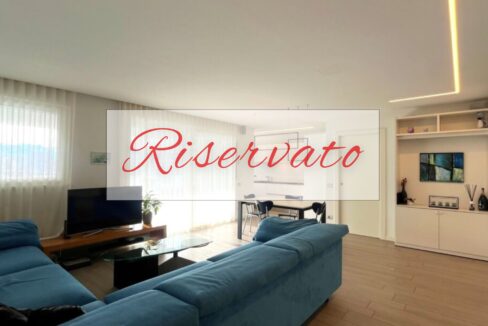 scritta Riservato via giulini 13